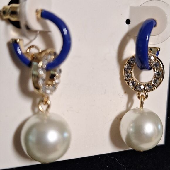 ๐On 34th Gold-Tone Pave Blue Ring & Imitation Pearl Charm C-Hoop Earrings - Picture 4 of 6